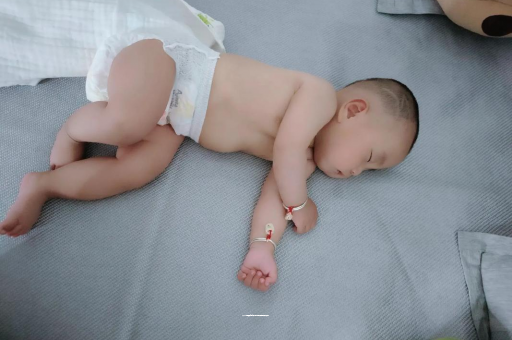 周口三个月宝宝抬头不稳
